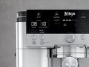 Ninja Luxe Café Premier Plus ES655EU, 3-in-1 espresso, filtra un Cold Brew kafijas automāts ar iebūvētu dzirnaviņu, 25 maluma iestatījumiem, Barista Assist, automātisku piena putošanu un integrētiem svariem