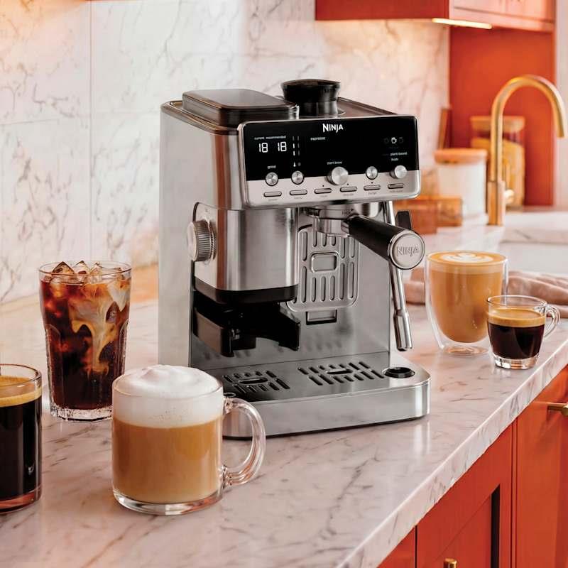 Ninja Luxe Café MINI Plus ES352EU pusautomātiskais espresso un filtra kafijas automāts ar integrētu dzirnaviņu un automātisku piena putošanu