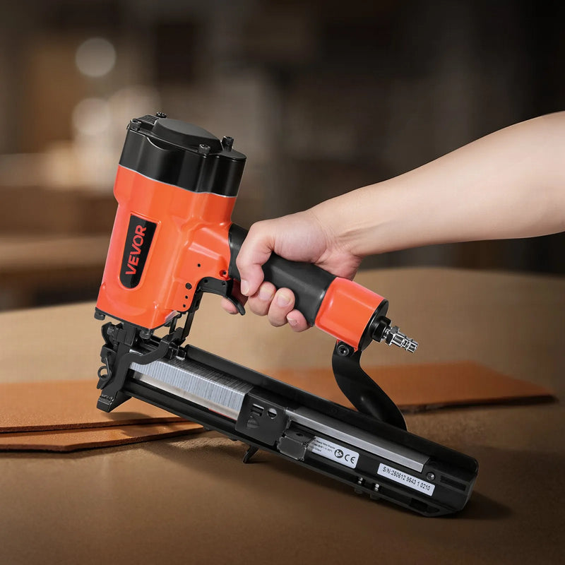 VEVOR pneimatiskā skavu pistole, 16 G (1,6 mm) skavas ar 26,4 mm platu galvu, garums 16-38 mm, darba spiediens 4,8-8,3 bar, divi šaušanas režīmi, piemērota jumtu klāšanai, sienu apšuvumam, žogiem un grīdu pamatnei