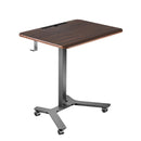 VEVOR mobilais sēdus-stāvus darba galds ar regulējamu augstumu, riteņiem, āķi, kājas pedāli, pneimatisko pacelšanu un 15 kg nestspēju, 715 × 520 mm