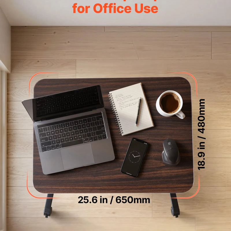 VEVOR mobilais sēdus-stāvus darba galds ar regulējamu augstumu, 4 riteņiem, āķi un 15 kg nestspēju, 650 × 480 mm, brūns