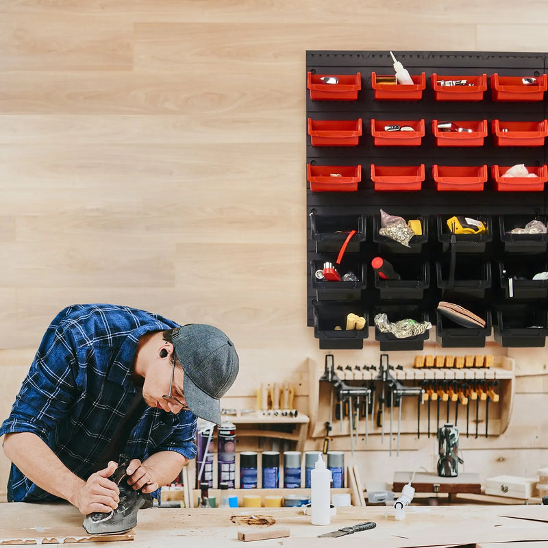 VEVOR pie sienas stiprināms uzglabāšanas kārbu organizators ar 48 konteineriem, plastmasas detaļu plaukts ar sienas paneļiem darbnīcai un garāžai, piemērots skrūvēm, uzgriežņiem, naglām, pogām, pērlītēm un citām sīkām detaļām, melns/sarkans