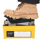 Pneimatiskais hidrauliskais kājas sūknis ar 689 bar darba spiedienu, 1,6 L eļļļas tvertni, 9,5 mm NPT eļļļas izeju un 6,4 mm NPT gaisa ieplūdi, alumīnija korpuss, paredzēts automobiļu remonta rāmja presēm un hidrauliskajām presēm