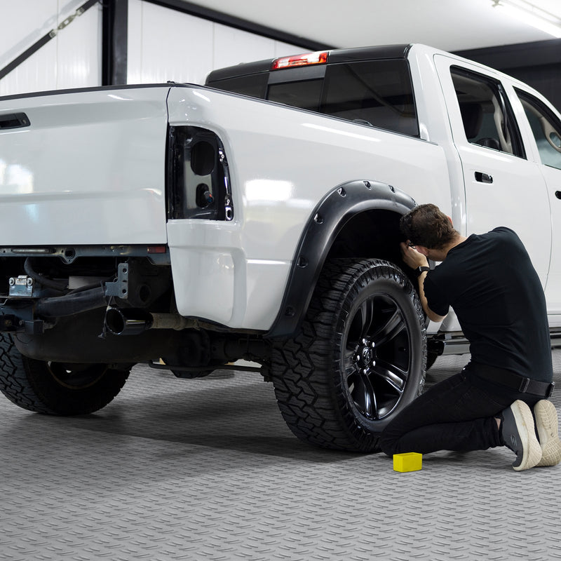 VEVOR garāžas grīdas seguma paneļi - 50 gab. komplekts, 305 × 305 × 13,4 mm, rūpnieciska grīda ar neslīdošu divpusēju virsmu, piemērots garāžām, pagrabiem, darbnīcām, krāsa: sudraba