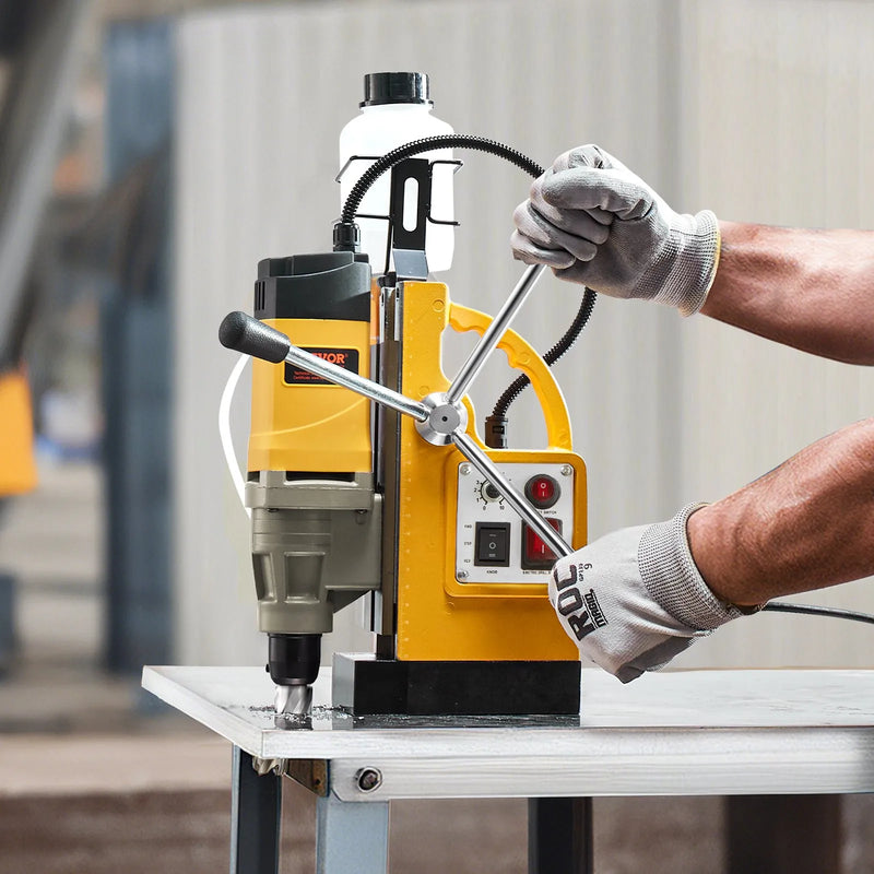 VEVOR magnētiskā urbjmašīna, 1400 W motors, 50 mm urbuma diametrs, 12 800 N magnētiskais spēks, elektriskā magnētiskā urbjpresa ar 6 serdeņa urbjiem, maināms ātrums, urbjmašīna metāla virsmām, mājas un rūpniecības darbiem, dzeltena