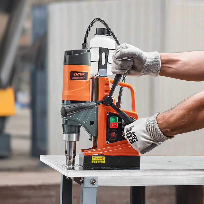 VEVOR magnētiskā urbjmašīna, 1450 W motors, 40 mm urbuma diametrs, 12 500 N pārnēsājama elektriskā magnētiskā urbjpresa, ar 2 serdeņa urbjiem, maināms ātrums, urbjmašīna metāla virsmām, mājas un rūpniecības darbiem