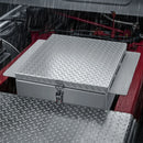 VEVOR kravas kastes instrumentu kaste, izturīga alumīnija instrumentu kaste ar rievotu (diamond plate) vāku, slodze līdz 100 kg, ar slēdzeni, piemērota pikapiem, kravas auto kastēm, kemperiem un piekabēm, 770 × 610 × 230 mm, sudraba krāsā.