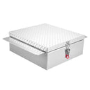 VEVOR kravas kastes instrumentu kaste, izturīga alumīnija instrumentu kaste ar rievotu (diamond plate) vāku, slodze līdz 100 kg, ar slēdzeni, piemērota pikapiem, kravas auto kastēm, kemperiem un piekabēm, 770 × 610 × 230 mm, sudraba krāsā.