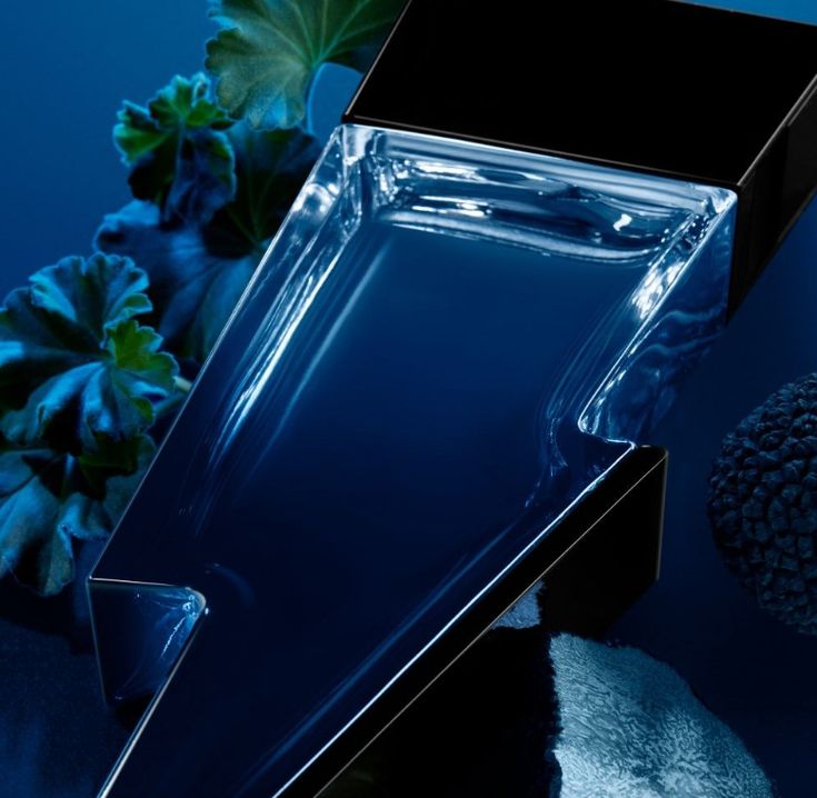 Carolina Herrera Bad Boy Cobalt Electrique EDP 50ml – svaigs un enerģisks vīriešu aromāts ar lavandas, melno piparu un minerālu koksnes niansēm.
