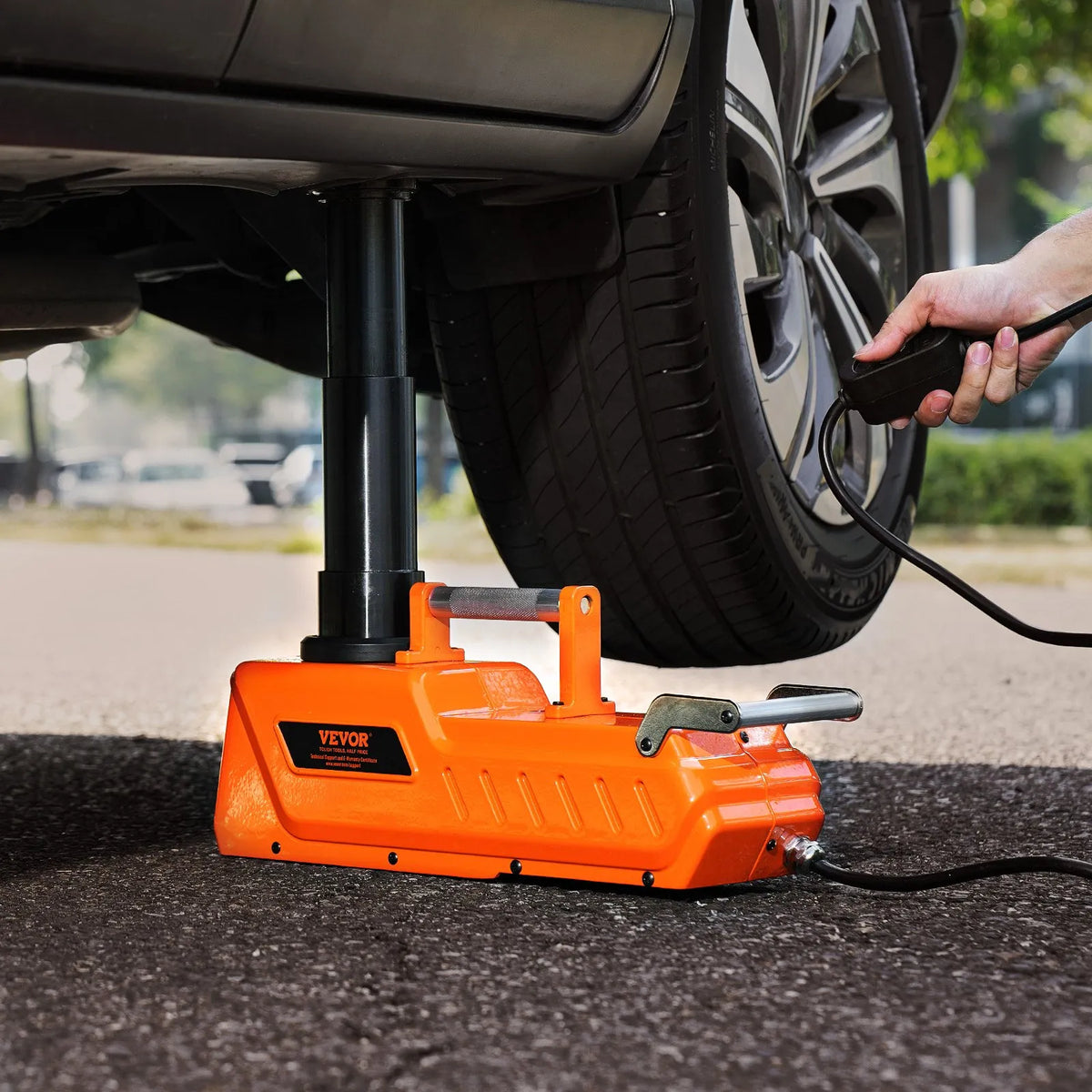 Electric car jack 15 t portable kit with LED lighting