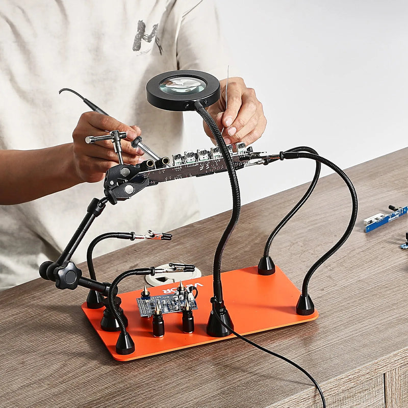 Magnētiskā lodēšanas stacija ar trešo roku, 3× LED palielināmo lampu, 4 PCB turētājiem un 360° karstā gaisa pistoles turētāju, smagas bāzes modelis elektroniķu darbiem