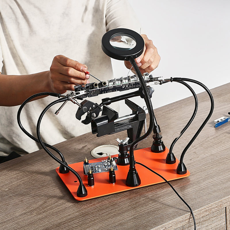 Magnētiskā lodēšanas palīgstacija ar trešo roku, 4 regulējamām svirām, skavu, 3x LED palielināmo lampu, 4 PCB turētājiem un 360° karstā gaisa pistoles turētāju, lodēšanas palīgs elektronikas remontam, rokdarbiem un DIY projektiem