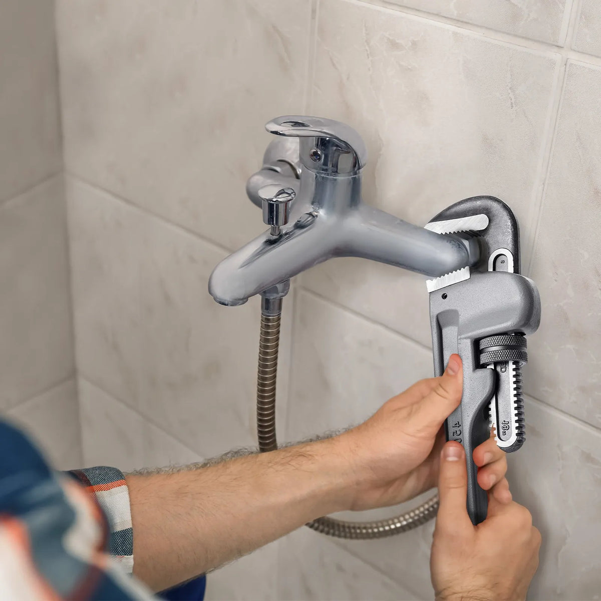 VEVOR Straight Pipe Wrench, 355 mm, Automatic Jaw Adjustment, Ergonomic Handle, Hanging Design, Suitable for Water Pipes and Auto Repair