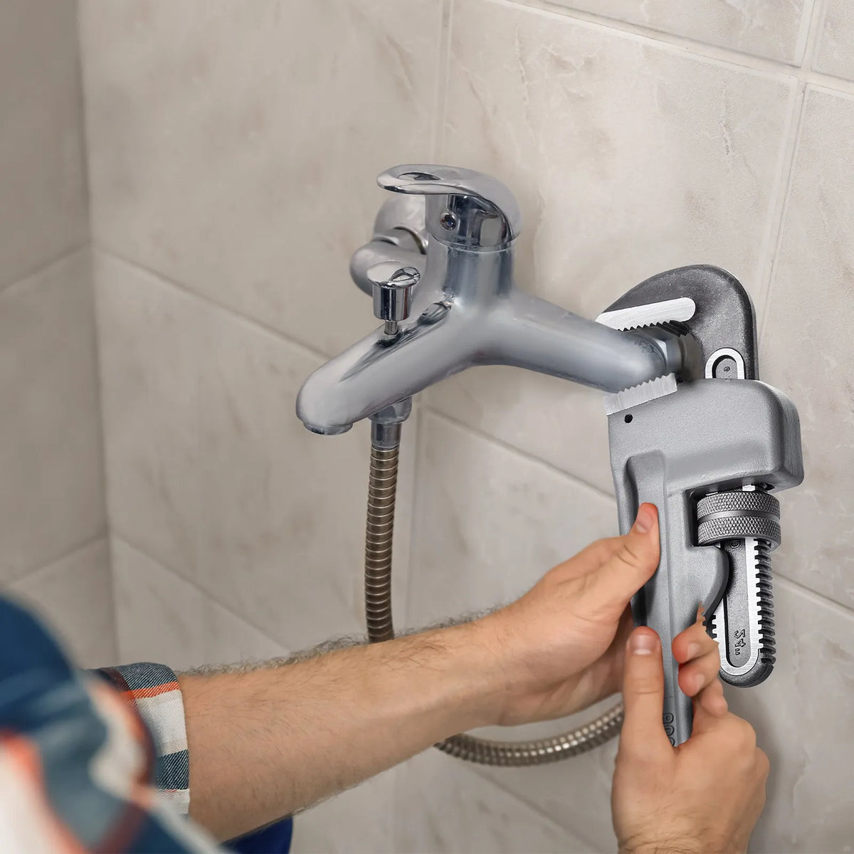 VEVOR Straight Pipe Wrench, 610 mm, Adjustable High-Strength Jaw, Ergonomic Handle, Hanging Design, Suitable for Water Pipes and Auto Repair
