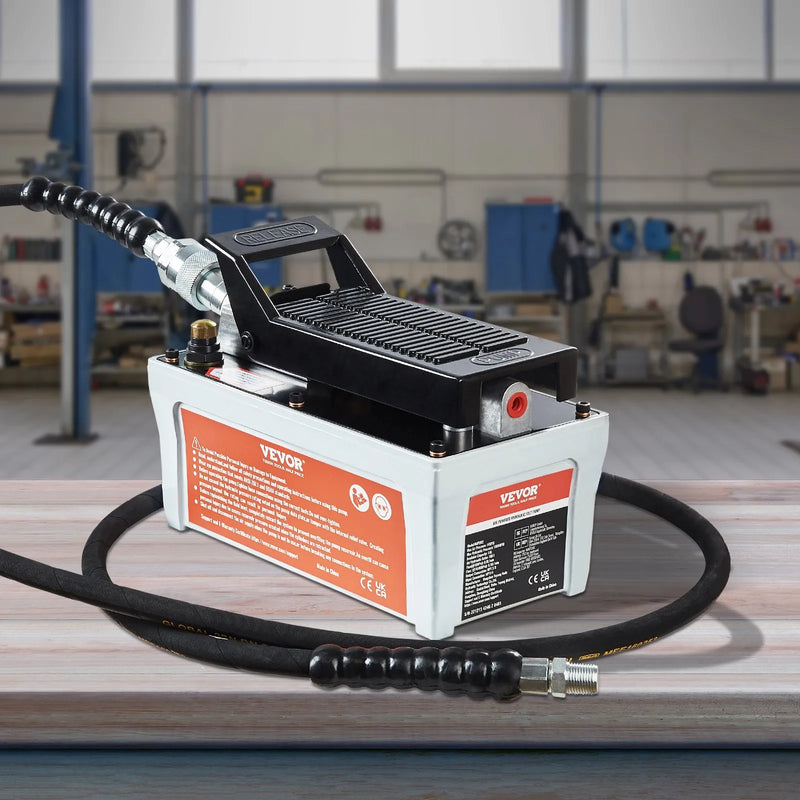 Pneimatiskais hidrauliskais kājas sūknis 689 bar, 1,9 L eļļļas tvertne, 10 mm NPT eļļļas izeja, 6,4 mm NPT ieplūde, 2 m šļūtene, pelēks, paredzēts automobiļu rāmja presēm un vilkšanas stendiem