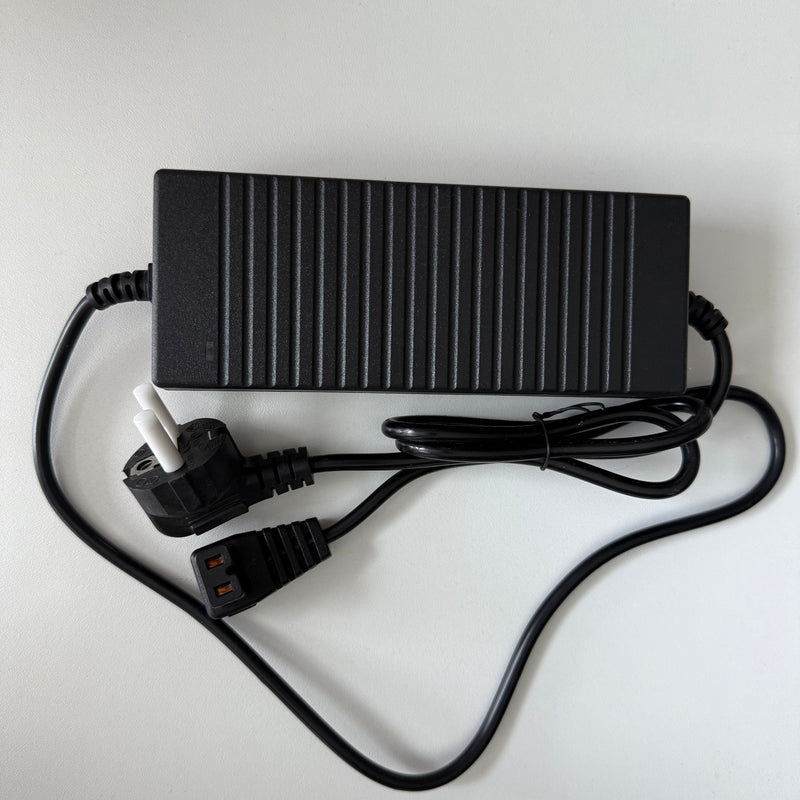 Pieejams no 1.novembra_Universāls 12V uz 220V 144W barošanas adapteris dīzeļsildītājiem (2-8kW). Der VEVOR, Planar, Autoterm, Warmtoo u.c. zīmoliem. Droša un stabila strāvas padeve.