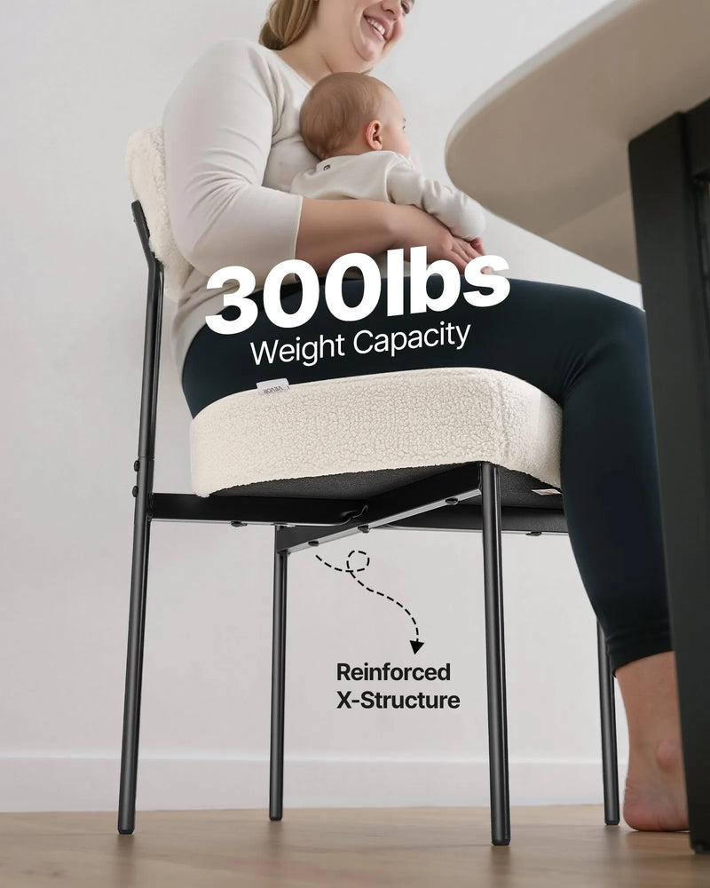 VEVOR 4 gab. bouclé stila krēsli ar Šerpas auduma apdari, noapaļotu atzveltni un melnām metāla kājām, balti