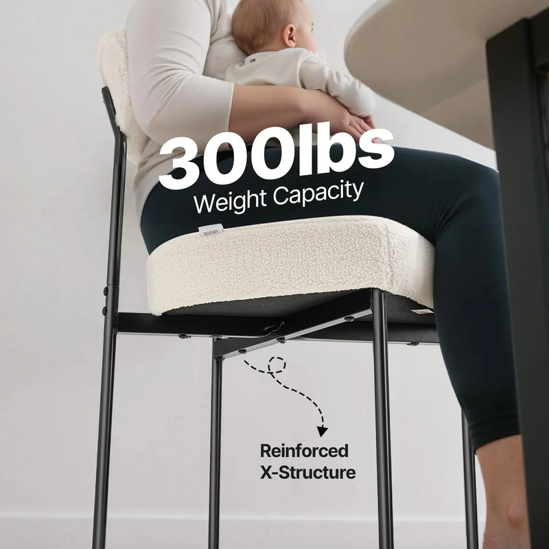 VEVOR 2 gab. bouclé stila krēsli ar Šerpas auduma apdari, noapaļotu atzveltni un melnām metāla kājām, balti