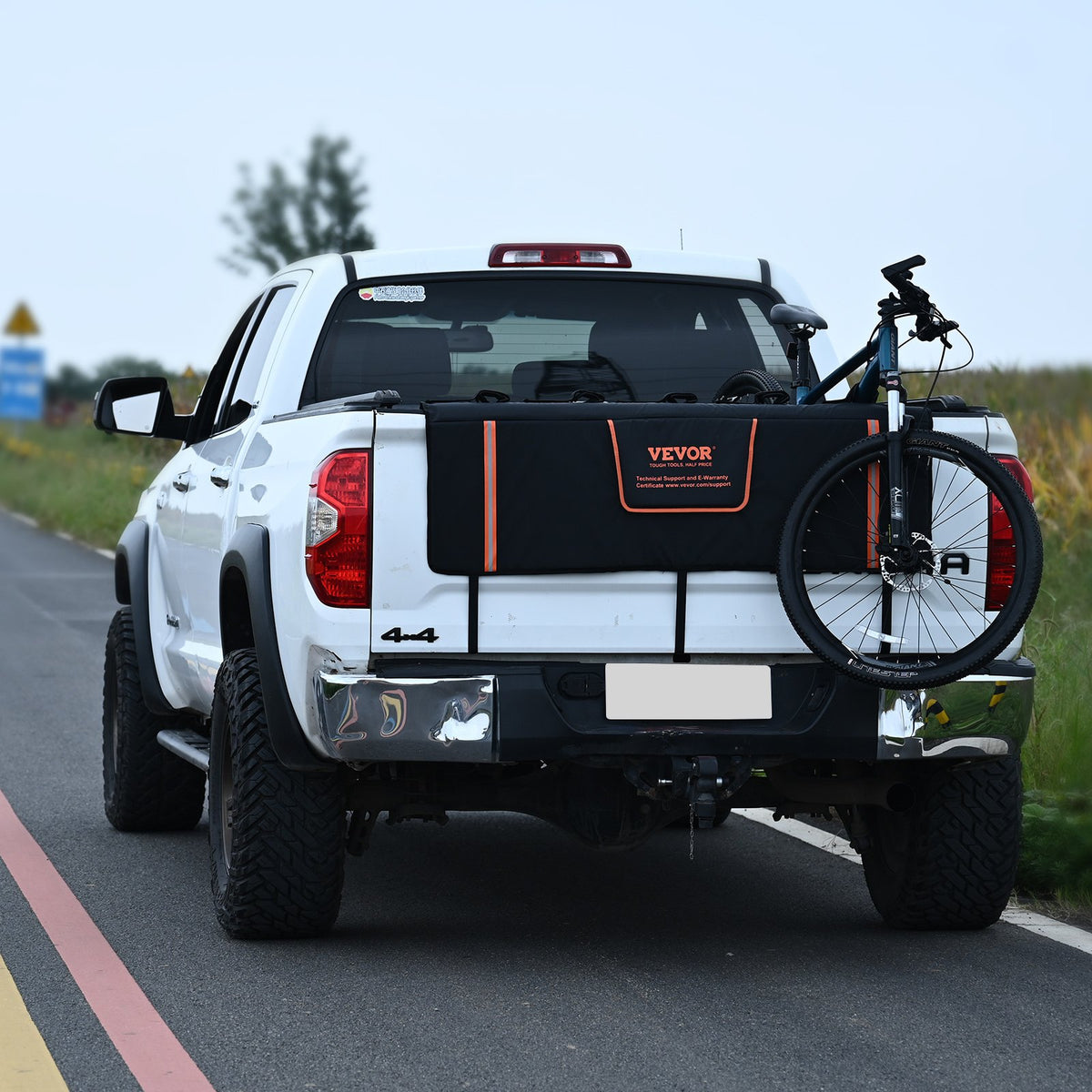 VEVOR Bicycle Carrier for Truck Bed Tailgate, 135 cm – Fits 5 Mountain Bikes, with Reflective Straps, Tool Pockets and Camera Opening, Suitable for Mid-Size Pickups
