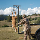 Medījuma pacēlājs ar automašīnas āķa stiprinājumu, 136 kg celtspēja, 360° grozāms stienis ar regulējamu augstumu, 2 collu savienotājs, aprīkots ar vinču un medījuma pakaramo ādas noņemšanai un tīrīšanai