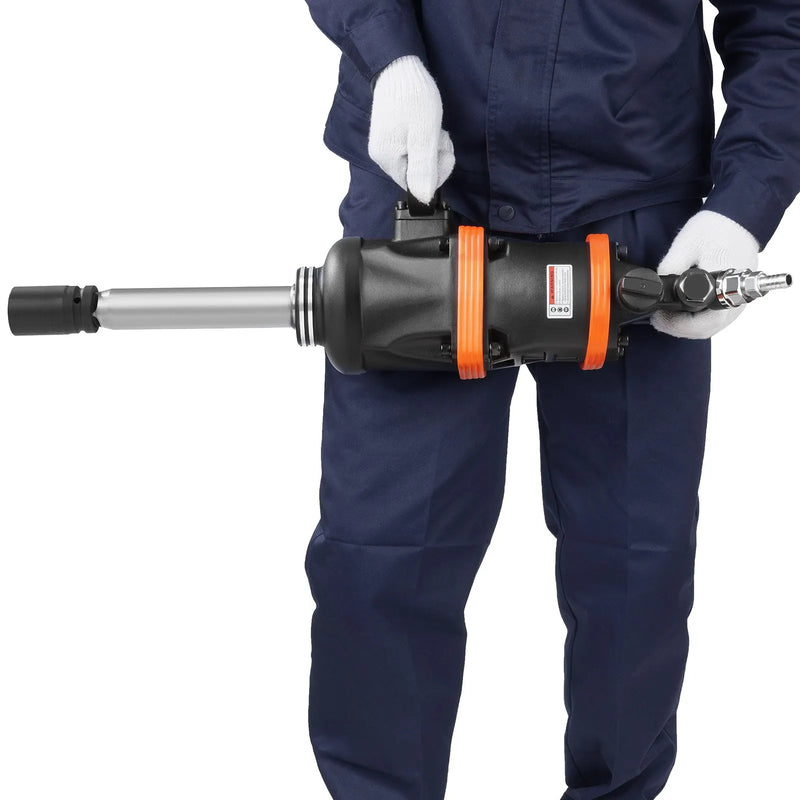 2,5 cm pneimatiskais triecienskrūvgriezis ar līdz pat 7016,37 Nm jaudīgu atskrūvēšanas griezes momentu un 20 cm pagarinātu vārpstu smagās tehnikas, kravas automašīnu un autobusu remontam un apkopei