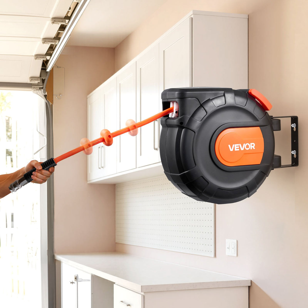 VEVOR Automatic Retractable Air Hose Reel, 15 m × 9.5 mm PVC Air Hose, Max Pressure 20.7 bar, Enclosed Air Compressor Hose Reel with Auto Rewind, 1 m Supply Hose, 180° Swivel Wall/Ceiling Mount for Garages and Workshops