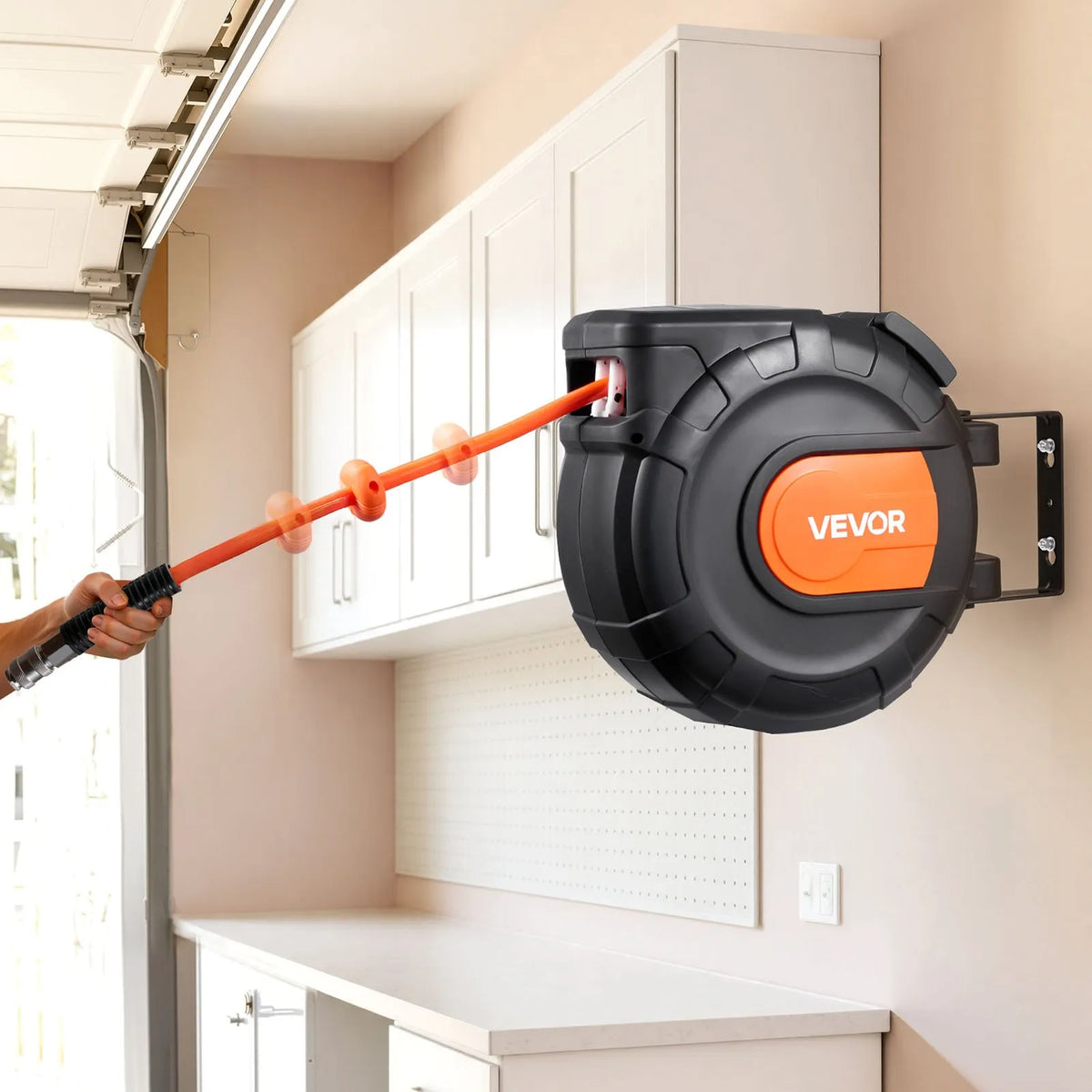 VEVOR automātiski uztinams gaisa šļūtenes rullis, 20 m × 9,5 mm PVC gaisa šļūtene, maks. 20,7 бар, slēgts gaisa kompresora šļūtenes rullis ar automātisko uztīšanu, 2 m pievades šļūtene, 180° grozāma sienas/griestu montāža garāžām un darbnīcām