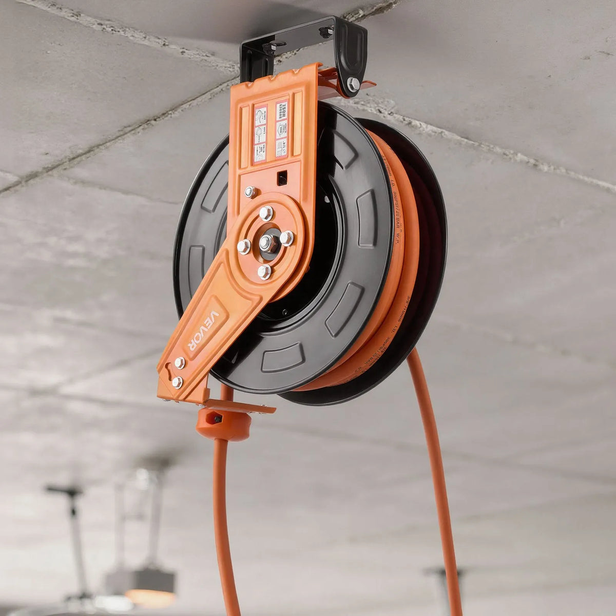 VEVOR Automatic Retractable Air Hose Reel, 15 m × 9.5 mm Rubber Air Hose, Max Pressure 20.7 bar, Auto Rewind Air Compressor Hose Reel with 1 m Supply Hose, 180° Swivel Wall/Ceiling Mount for Garages and Workshops
