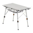 Saliekamais kempinga galds, viegls pārnēsājams alumīnija galds ar regulējamu augstumu, augšējo sieta plauktu un pārnēsāšanas somu, piemērots āra grilēšanai, piknikiem un ceļojumiem, sudraba krāsā