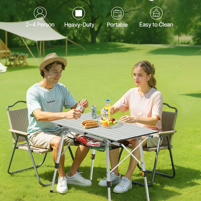 Saliekamais kempinga galds, viegls pārnēsājams alumīnija galds ar regulējamu augstumu, augšējo sieta plauktu un pārnēsāšanas somu, piemērots āra grilēšanai, piknikiem un ceļojumiem, sudraba krāsā