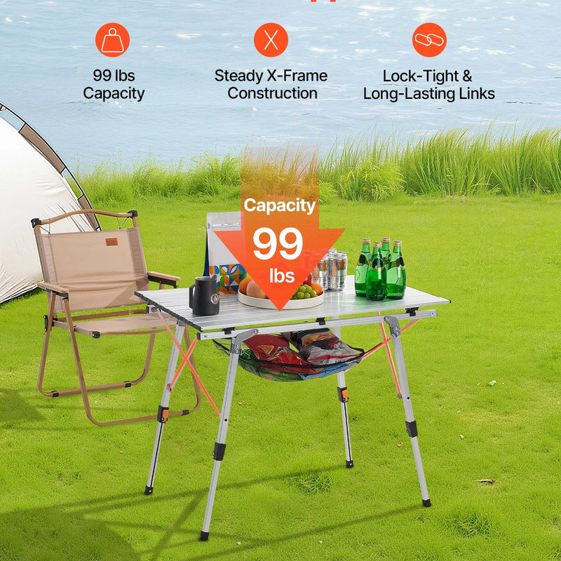 Saliekamais kempinga galds, viegls pārnēsājams alumīnija galds ar regulējamu augstumu, augšējo sieta plauktu un pārnēsāšanas somu, piemērots āra grilēšanai, piknikiem un ceļojumiem, sudraba krāsā