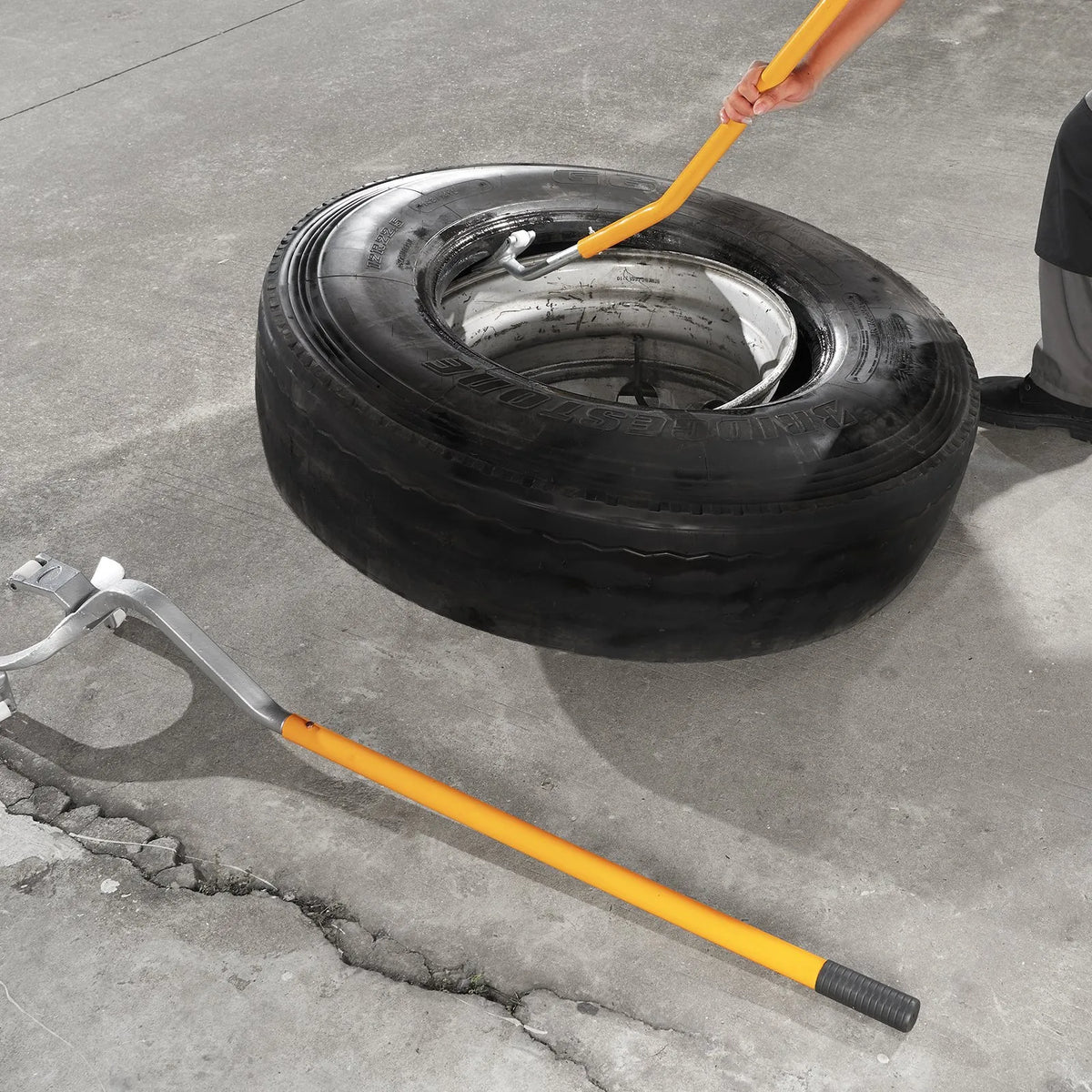 Truck Tyre Changer/Demounter 22.5–24.5″ for Radial and Tubeless Tyres