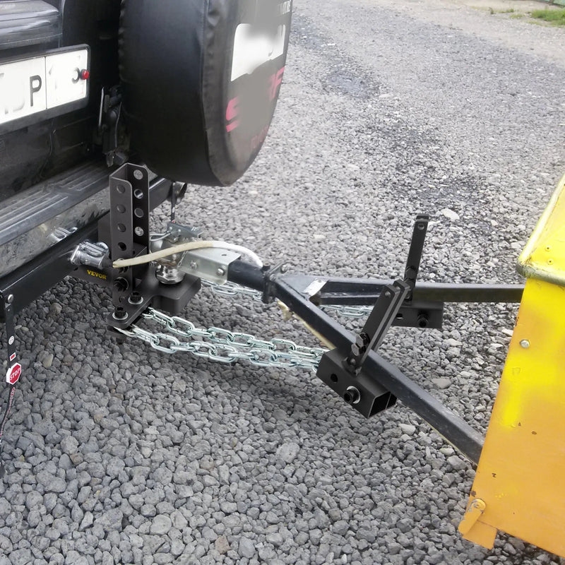 Svara sadales sakabe, 454 kg vertikālās slodzes ietilpība, slodzes izlīdzinoša sakabe ar šūpošanās kontroli, 50 mm lodveida savienojums, 100 mm pacēlums/nolaišana, 4 ķēdes un universāls rāmja kronšteins, stabila piekabes vilkšana bez šūpošanās