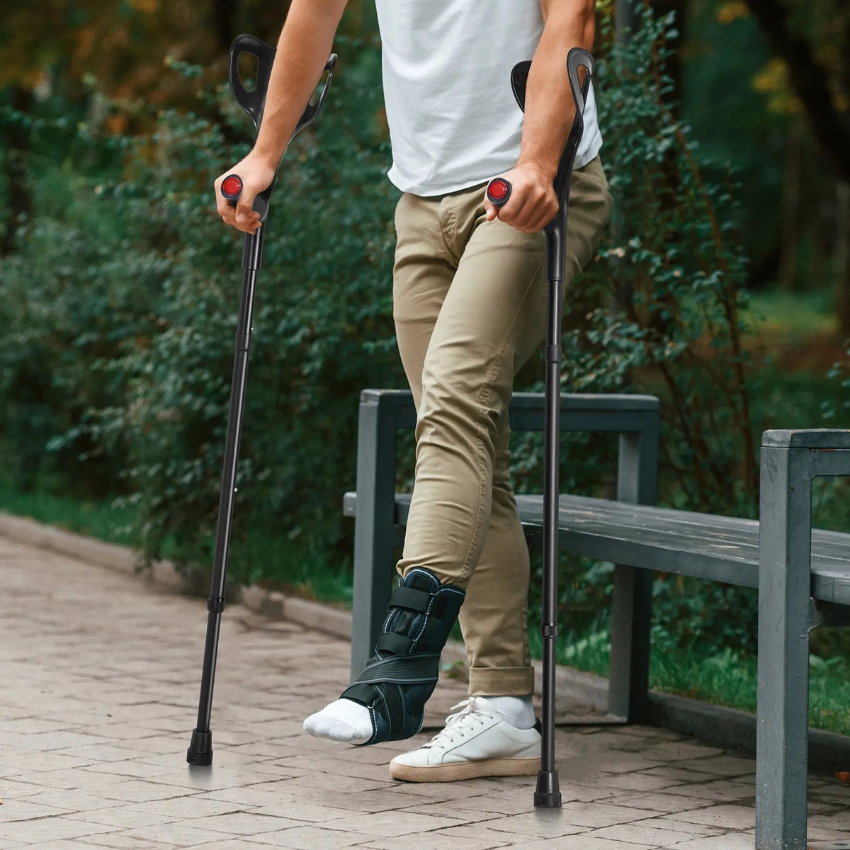 VEVOR salokāmi apakšdelma kruķi pieaugušajiem ar atvērtu aproci, 10 līmeņu augstuma regulēšana, viegli alumīnija medicīniskie kruķi kājas traumām un pēc operācijām, komplekts 2 gab., slodze līdz 158,8 kg - ZEMLETES.LV