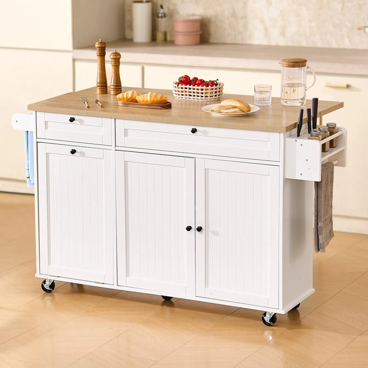 VEVOR virtuves sala ar uzglabāšanas vietu, 153 cm plats mobilais virtuves galds uz riteņiem ar nolokāmu virsmu, 2 atvilktnēm, atkritumu tvertnes skapīti, nažu turētāju, garšvielu plauktu un dvieļu turētāju, piemērots ēdamistabai un pieliekamajam
