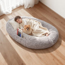 VEVOR cilvēka izmēra suņu gulta, 1320 × 860 × 240 mm ortopēdisks memory foam matracis, cilvēka izmēra gulta suņiem ar sānu kabatu, rokturi un rāvējslēdzēju, noņemama un mazgājama mašīnā, pelēkā krāsā.