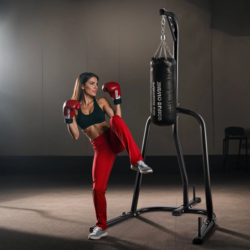 Izturīgs boksa maisa statīvs – tērauda konstrukcija fitnesa treniņiem sporta zālē