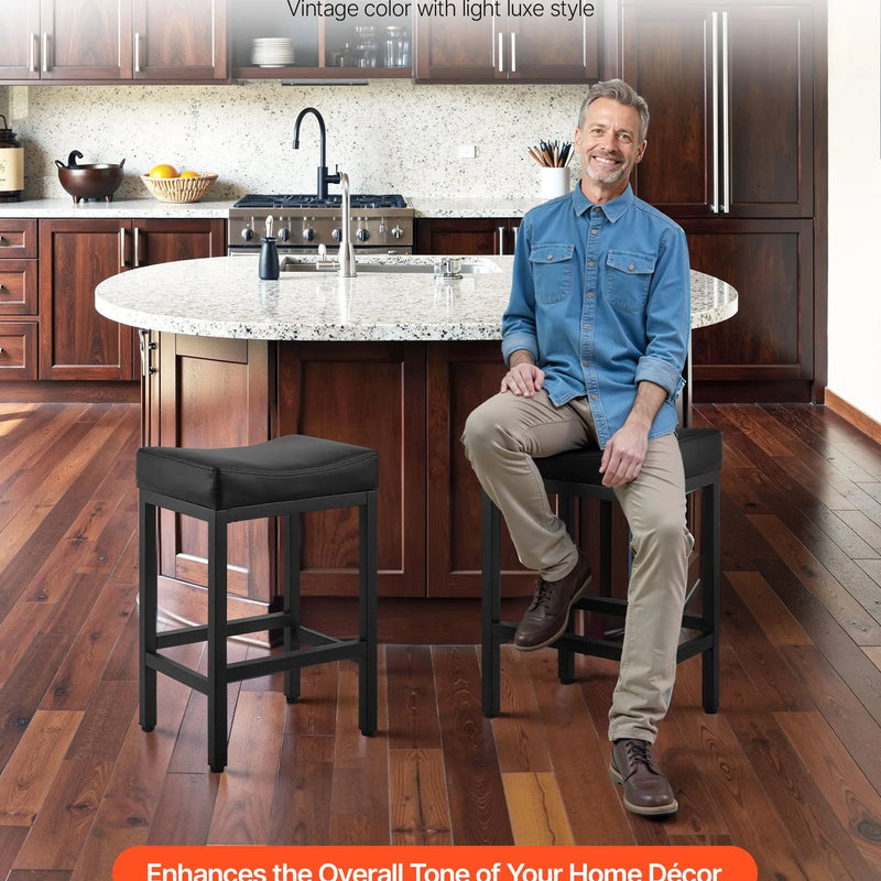 VEVOR 2 gab. bāra krēsli ar PU ādas apdari, 62 cm augsti, bez atzveltnes, ar seglveida sēdvietu un metāla kājām, viegli saliekami — piemēroti virtuvei, ēdamistabai un kafejnīcai, melni