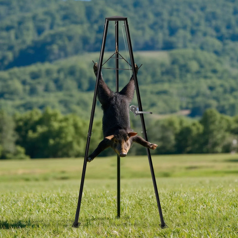 Trijkāja briežu pacēlājs, 225 kg celtspēja, medību vinčas pacēlājs ar āķi un rokas vinču, paredzēts medījuma tīrīšanai, ādas novilkšanai un pārvietošanai, melns