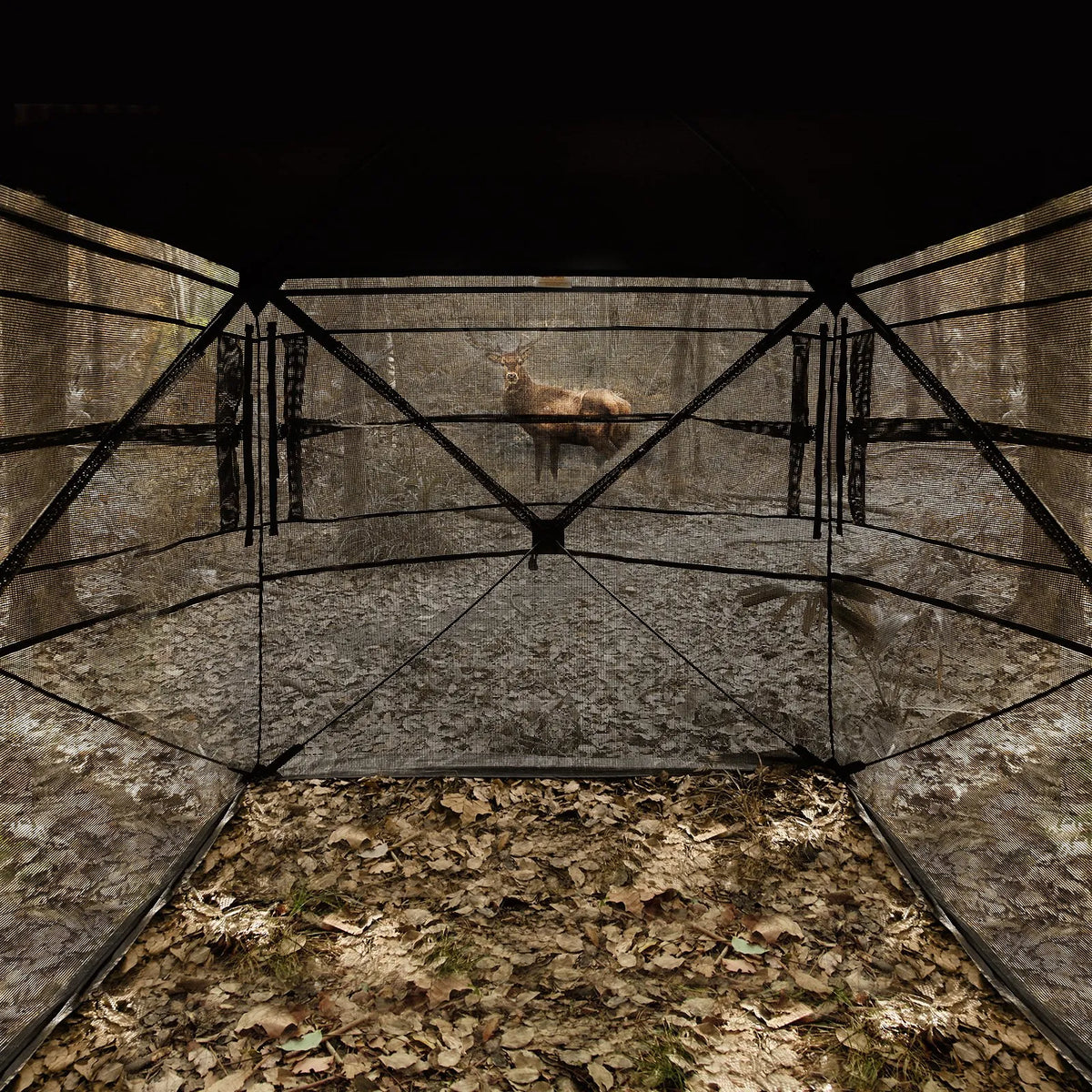 Hunting blind with 270° one-way mesh window, capacity 4–5 persons