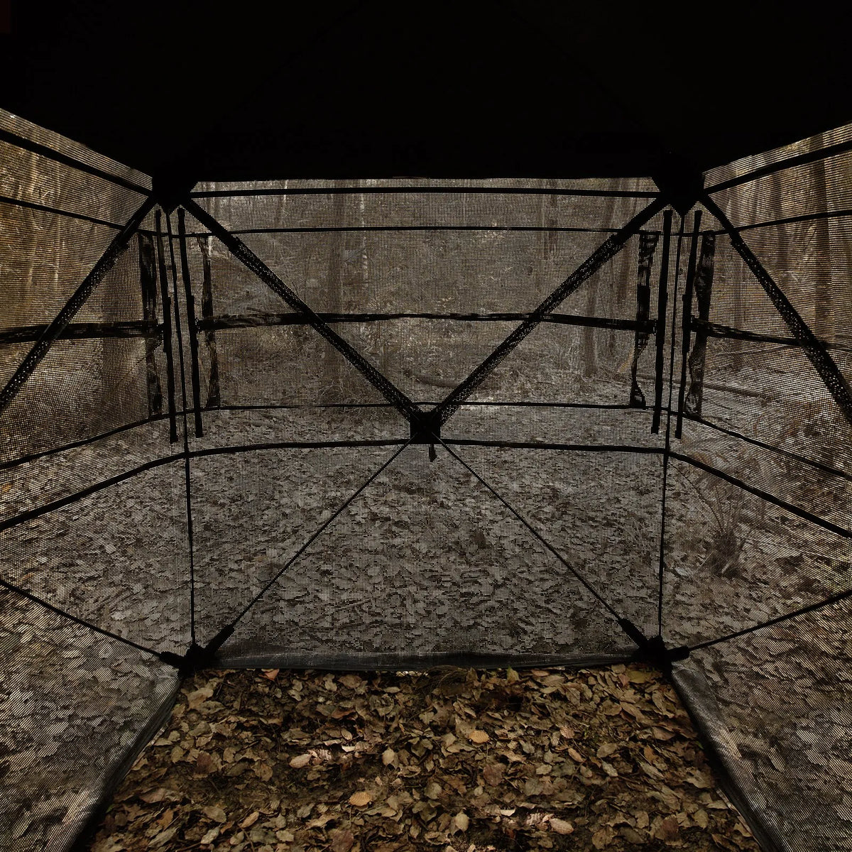 Hunting blind with 270° one-way mesh window for 1–2 persons