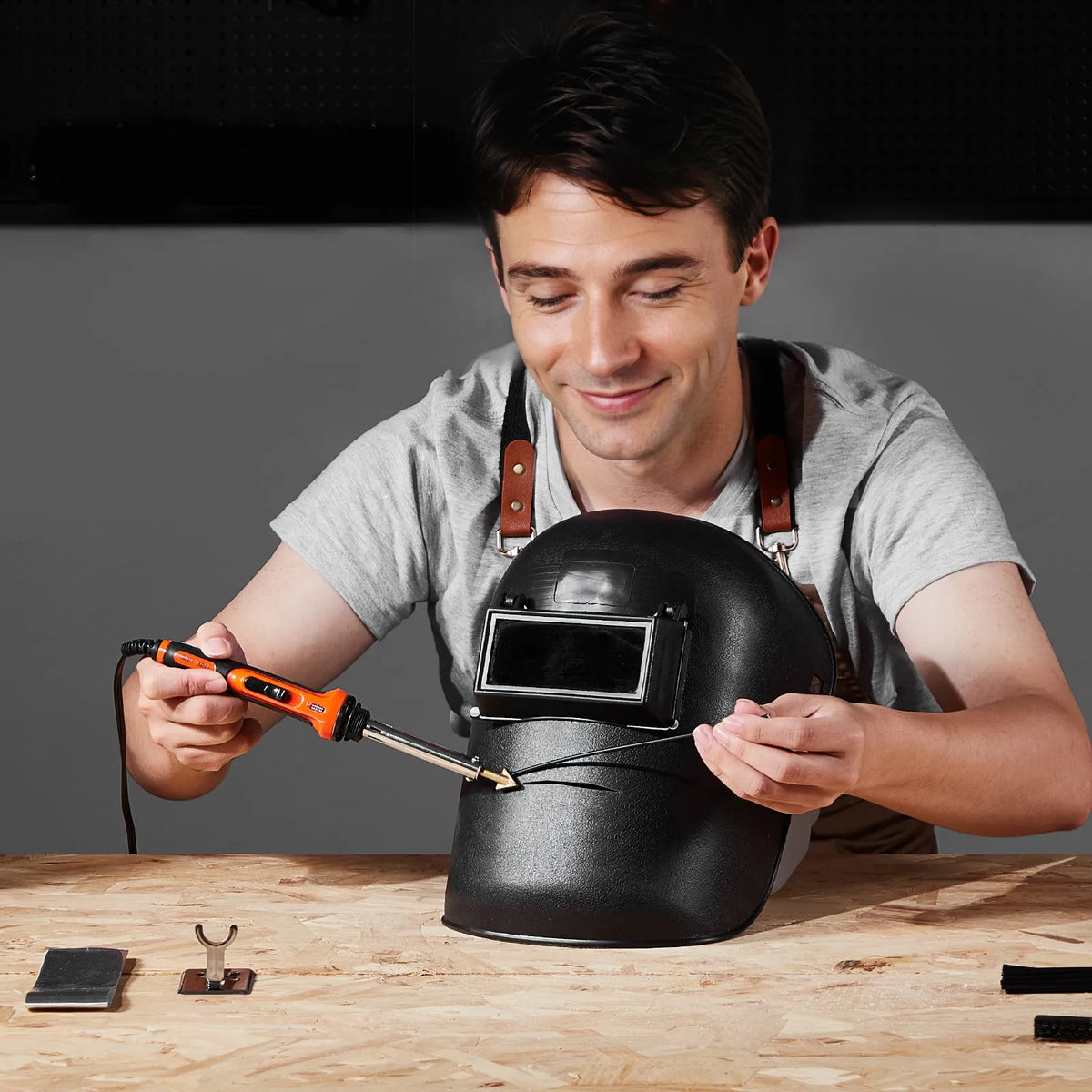 VEVOR plastmasas metināšanas komplekts 60 W/100 W ar lodāmuru, 3 uzgaļiem un 20 stieņiem plastmasas detaļu, auto buferu, kajaku un elektronikas remontam - ZEMLETES.LV