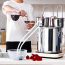 30L destilācijas aparāts ar iebūvētu termometru uz vāka un 8W ūdens cirkulācijas sūkni, šo iekārtu var izmantot augļu vīnu, brendija, degvīna, viskija, etanola, ūdens un ēterisko eļļu destilācijai.