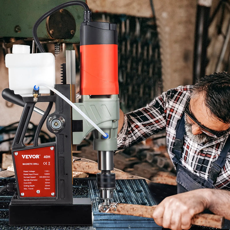 VEVOR magnētiskā urbjmašīna, 1200 W, Ø40 mm urbšanas diametrs, 13000 N magnētiskā pievilkšanas spēks, pārnēsājama elektriskā urbjmašīna ar mainīgu ātrumu, 580 apgr./min, piemērota jebkurām metāla virsmām un mājas uzlabošanas darbiem, CE sertificēta