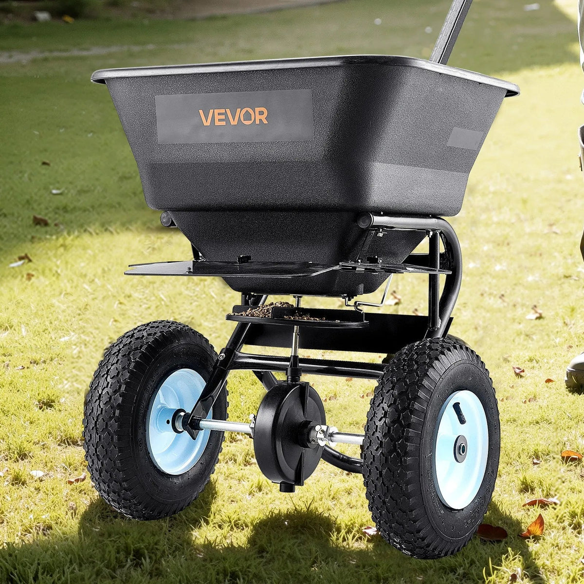 VEVOR stumjamais zāliena izkliedētājs ar 45,4 kg ietilpību, 0–3 m izkliedes platums, 33 cm visurgājēja pneimatiskās riepas, mēslojuma izkliedētājs ar tvertnes režģi sēklām, sālim un pretslīdes materiāliem - ZEMLETES.LV
