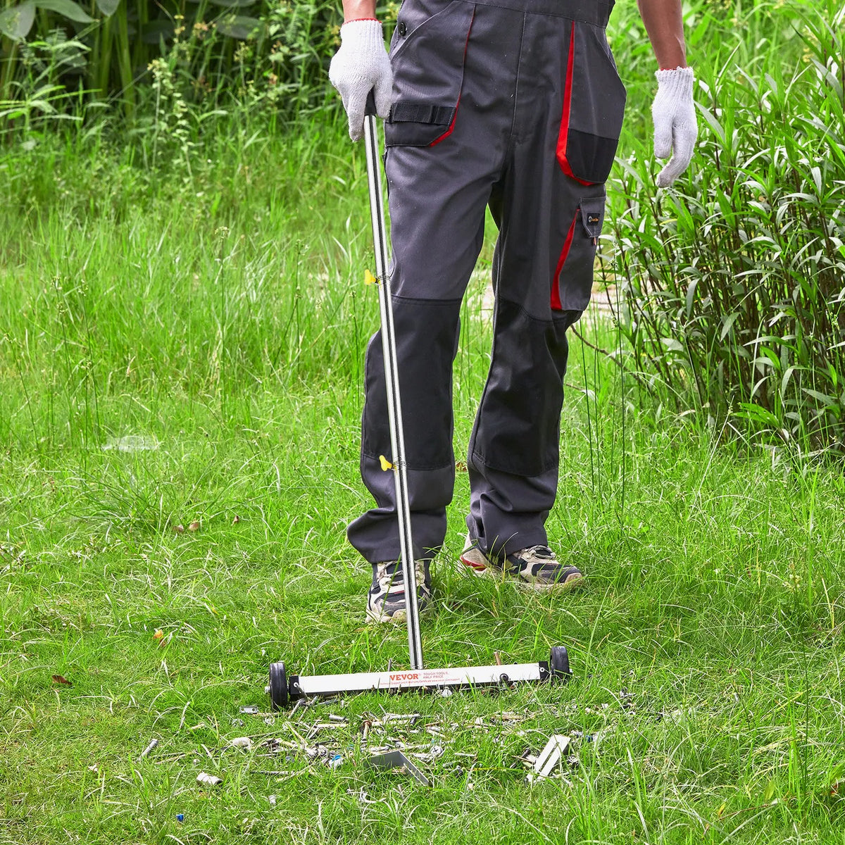VEVOR Magnetic Sweeper with Wheels 43 cm, 4.5 kg Capacity, Lightweight Magnetic Pickup Tool with Adjustable Handle for Collecting Nails and Screws in Garages and Roof Work