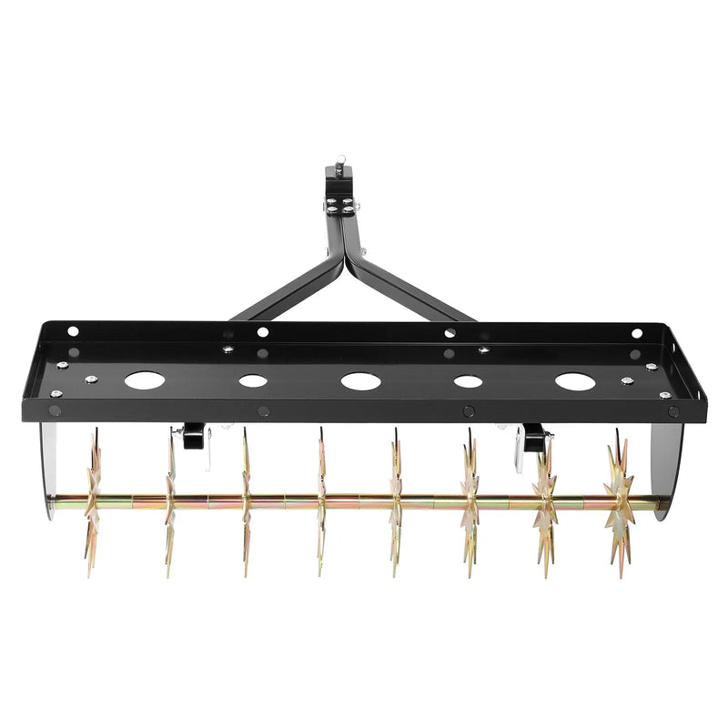 VEVOR velkams zāliena aerators 81 cm ar universālu sakabi, izturīgs un pret rūsu noturīgs augsnes aerācijas instruments ar svara platformu, paredzēts traktoriem un dārza tehnikai - ZEMLETES.LV