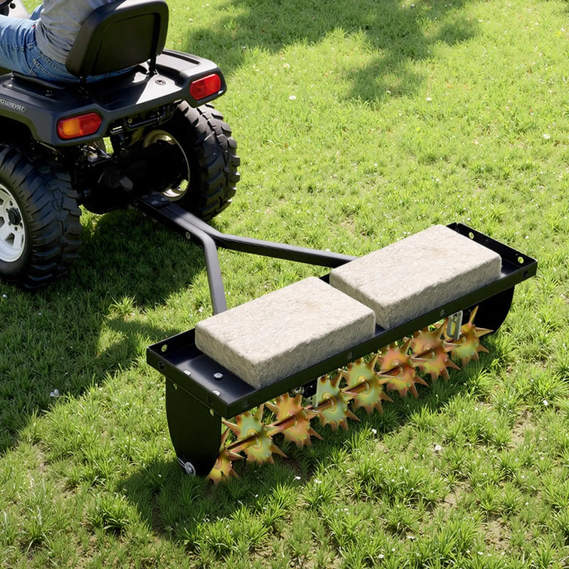 VEVOR velkams zāliena aerators 81 cm ar universālu sakabi, izturīgs un pret rūsu noturīgs augsnes aerācijas instruments ar svara platformu, paredzēts traktoriem un dārza tehnikai - ZEMLETES.LV