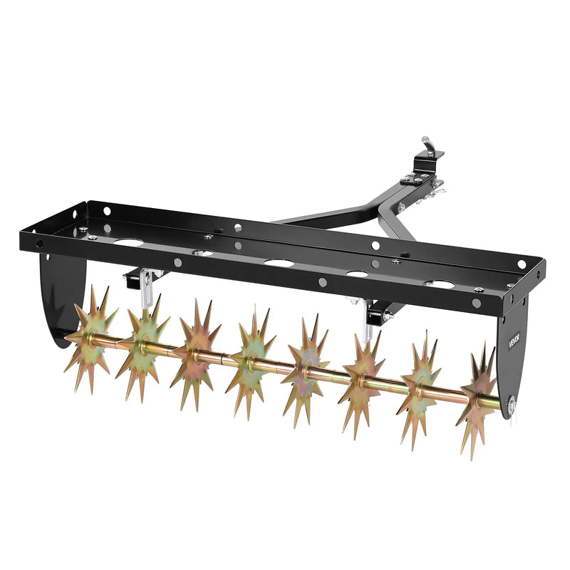 VEVOR velkams zāliena aerators 81 cm ar universālu sakabi, izturīgs un pret rūsu noturīgs augsnes aerācijas instruments ar svara platformu, paredzēts traktoriem un dārza tehnikai - ZEMLETES.LV
