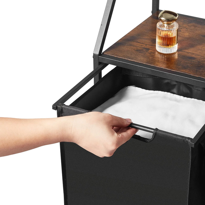 2 līmeņu veļas šķirotājs, augsts veļas grozs ar metāla rāmi un koka virsmu, 2 nodalījumu ripojošs grozu organizators ar kāpņu tipa plauktiem un 600D oksforda auduma maisiem netīrajai veļai